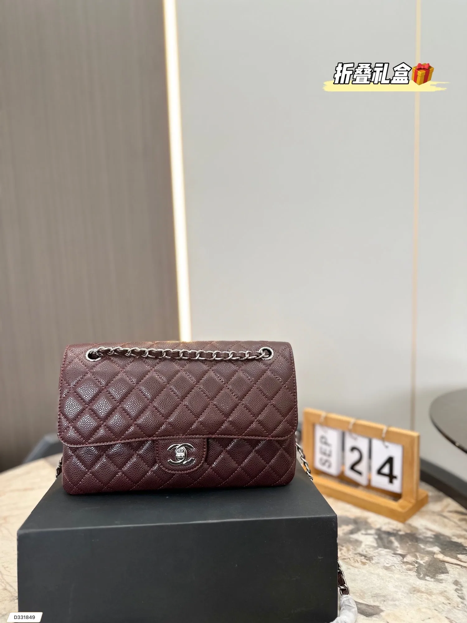 CC820 Classic Handbag / 6 × 9.9 × 2.5 in