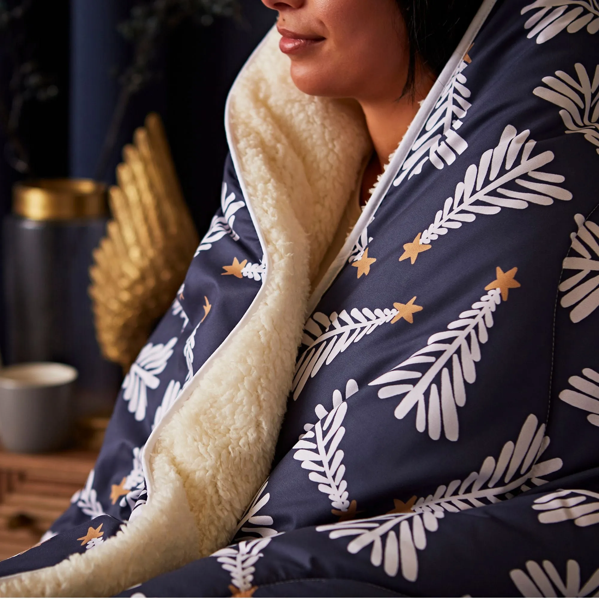 Night Lark®  Cosy Sherpa Throw Festive Trees