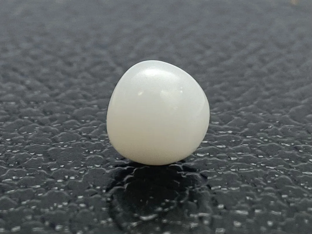 No.02 100% Natural Tridacna Pearl white Clam Pearl, 7.220 carat, 9.82mm x 9.31mm