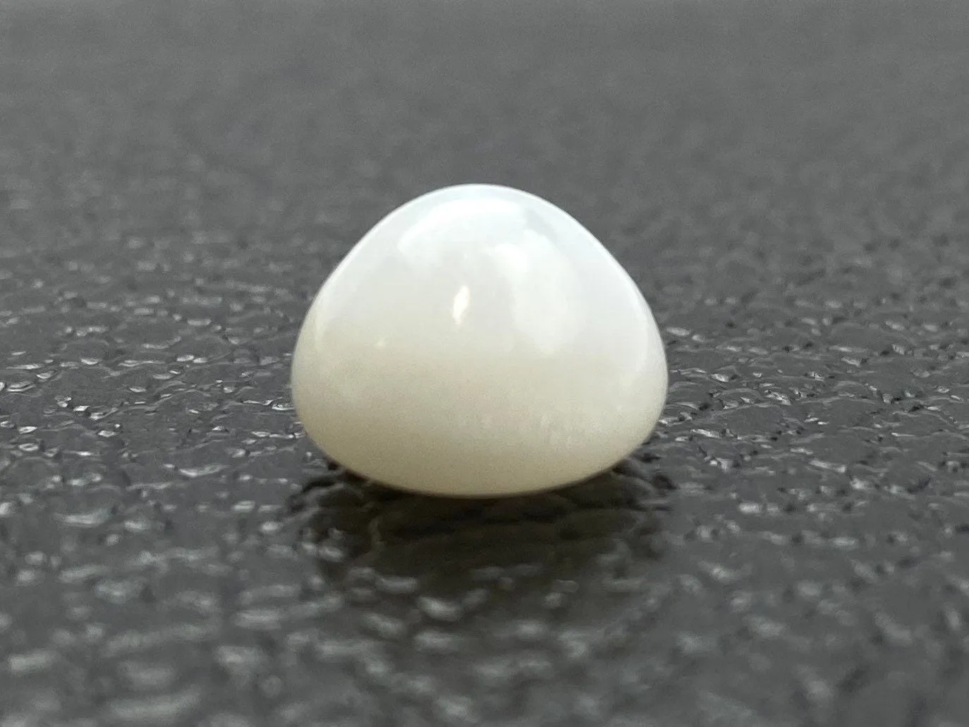 No.06 100% Natural Tridacna Pearl white Clam Pearl, 9.570 carat, 11.98mm x 8.82mm